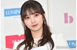 元乃木坂46与田祐希、サンタコスプレ姿に反響「可愛すぎる」「スリッパ持ってるのがツボ」