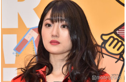 “可愛すぎる新喜劇女優”小寺真理、ミニスカ×ロングブーツで美脚際立つ「可愛いが止まらない」「スタイル抜群」と反響