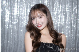 「シャッフルアイランド」伊藤桃々、美スタイル際立つ衣装姿公開「ILLITモカちゃん風でヘアメ」