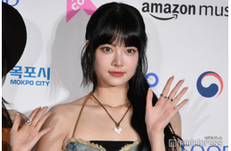 LE SSERAFIMウンチェ、デコルテ全開のオフショルミニドレス姿「女神様」「圧巻のオーラ」と反響