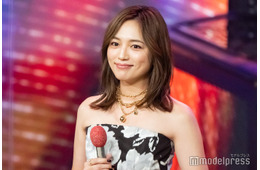 川口春奈、美デコルテ際立つ花柄ベアトップドレス姿「レコ大」3年連続司会務める【第67回輝く！日本レコード大賞】