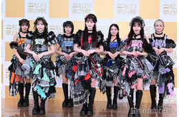 【紅白本番】CANDY TUNE、トップバッターで「倍倍FIGHT！」披露 FRUITS ZIPPERにマイク渡しバトンタッチ