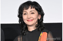 南果歩、大胆スリットドレスから圧巻美脚「大人の魅力」「脚の長さ際立つ」と反響