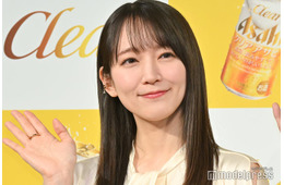 吉岡里帆、素肌際立つシースルー衣装姿「透明感すごい」「上品で素敵」の声