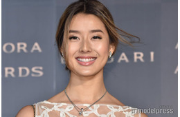 すみれ、胸元ざっくりドレスで美ボディ全開「セクシー」「ゴージャス」と反響