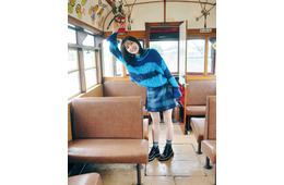 櫻坂46松田里奈、お気に入りニットに身を包みトラム満喫 1st写真集先行カット解禁【まつりの時間】