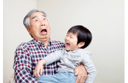 初孫を溺愛する祖父　孫が”左手”で字を書くと…⇒祖父は目を輝かし「大はしゃぎ」「楽しそう」