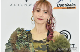 LiSA、膝上ミニスカで美脚披露「スタイル抜群」「着こなしお洒落」とファン絶賛