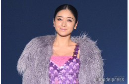 静岡生まれ・みちょぱ、紫ドレス×ファーコートで女王級オーラ 圧巻美脚透ける凱旋ランウェイ【TGCしずおか2026】