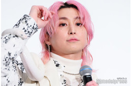 Snow Man佐久間大介、白蛇登場も全く動じず「幸福の象徴ですよね」首に巻き決め顔披露【白蛇：浮生】