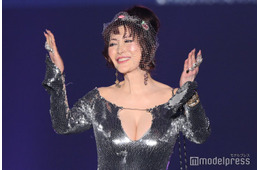 叶美香、胸元ざっくりドレスで圧巻美ボディ披露 投げキッスも放つ【TGCしずおか2026】