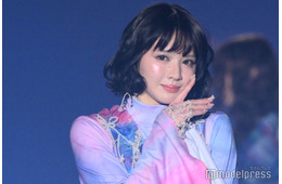 FRUITS ZIPPER鎮西寿々歌、ウェーブヘア×シースルー衣装で登場「お姫様みたい」「透明感すごい」と反響【TGCしずおか2026】