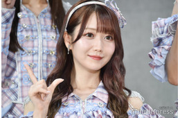 ＝LOVE大谷映美里、ハーフツイン×赤メガネのミニスカ制服姿に反響殺到「二次元から出てきたみたい」「脚綺麗すぎ」