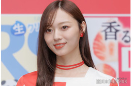 乃木坂46梅澤美波、美ウエスト＆美脚際立つボーダーコーデに反響「映画のワンシーンみたい」「絵になる」の声