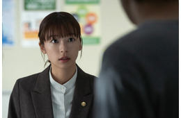 鳴海唯、挑戦してみたかった役に「武者震い」“先輩が多い現場”で刺激を受けたこととは【「テミスの不確かな法廷」インタビュー】