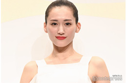 綾瀬はるか「紅白」オフショット公開 美スタイル輝くノースリドレス姿に「圧倒される美しさ」「エレガントで素敵」と反響