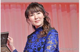 浅野ゆう子、イケメン夫顔出しの年末旅行ショット公開「旦那様優しそう」「理想の夫婦」と反響