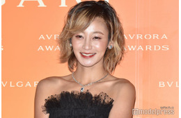 西山茉希、タイツ×ニーハイブーツで美スタイル披露「体の半分が足」「完璧」と反響