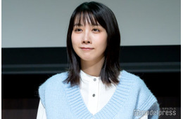 松本穂香、ミニスカ×ブーツのブラウンコーデで美脚スラリ「スタイル抜群」「ポーズ可愛い」と反響