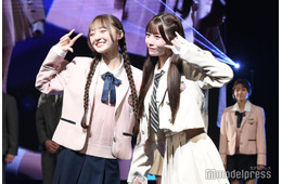 のんふぃく！海まりん＆こるね、美脚際立つミニスカ制服姿でペアランウェイ【学生ランウェイ】