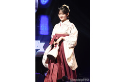 北爪さくら、赤の袴姿で上品ランウェイ「可愛すぎ」「見惚れた」と反響【学生ランウェイ】