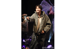 「今日好き」黒木聖那、ぬいぐるみを客席へ＆お手振り…ファンサに歓声「イケメン」「羨ましい」【学生ランウェイ】