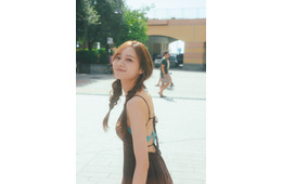 乃木坂46梅澤美波、⼤胆背中開きワンピ×おさげヘアでギャップ見せ 2nd写真集先行カット解禁【透明な覚悟】