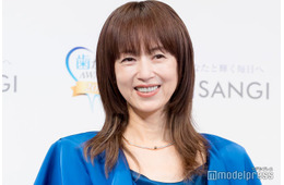 高岡早紀、シックな黒タイツコーデで美脚チラリ「大人の魅力がすごい」「見惚れちゃう」と反響