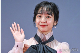 山之内すず「なれないスカート」貴重なミニスカ×タイツコーデ披露「レア」「着こなしが格好良い」の声