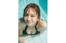 乃木坂46梅澤美波、リゾートプールで上⽬遣い 2nd写真集封入ポストカード第2弾公開【透明な覚悟】