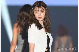 出川ガール・塚本恋乃葉、スリット入りミニスカから美脚披露「大人っぽい」「スタイル最高」の声