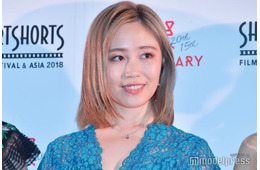 鷲尾伶菜、赤髪にイメチェン レディー・ガガライブコーデに「別人級でびっくりした」「おしゃれすぎる」の声