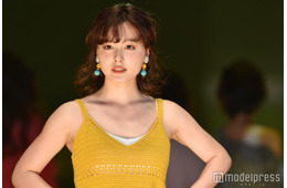 元モー娘。久住小春、美背中＆美脚際立つ黒ロングワンピ姿公開「背中のラインに見惚れる」「圧巻スタイル」と反響