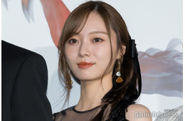 乃木坂46梅澤美波、ミニスカショットに視線集中「無邪気で可愛い」「スタイル最高」