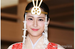神職の資格保有・平祐奈、神職姿初お披露目 女優業での目標は「悪いことをしたいなって」