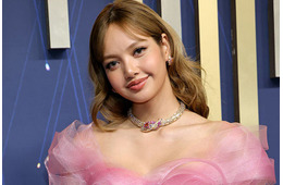 BLACKPINKリサ、くびれ際立つベアトップ姿＆大胆足上げショットに絶賛の声「オーラ半端ない」「異次元スタイル」