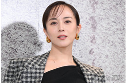 比嘉愛未、5歳のモノクロ幼少期ショット公開「おめめパッチリ」「面影ある」と反響