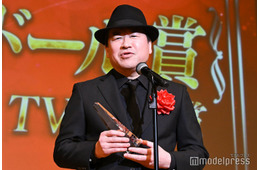 佐藤二朗「爆弾」キャストが祝福駆けつけ熱い抱擁 受賞を最初に伝えたいのは「妻」と即答【2026年エランドール賞】