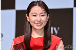 桜井日奈子、10年ロングヘアキープで「ヘア部門」受賞 真っ赤なスリット入りドレスから美脚も【Beauty of the year 2026】