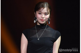 美人インフルエンサー、ミニワンピ×黒タイツで美脚際立つ「完璧なスタイル」「お人形さんみたい」と反響