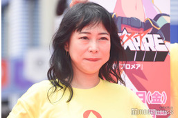 椿鬼奴、夫・グランジ大とのお揃いパーカー姿が話題「微笑ましい」「雰囲気似てる」