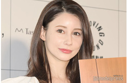 ダレノガレ明美、美デコルテ際立つベアトップ姿にファン悶絶「綺麗な肌」「スタイルレベチ」の声