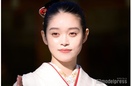 高石あかり、美背中際立つドレス姿に反響「美しすぎて二度見した」「シルエット綺麗」