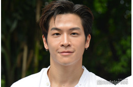 Snow Man向井康二＆マーチ、東京の街中降臨 仲良し2ショット・「カリスマックス」歌唱動画が話題「オーラが半端ない」「エモすぎて泣く」