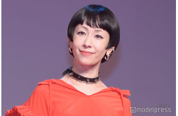 木村カエラ、へそピアスのぞくカラフルコーデに反響「ギャルみたい」「ウエスト引き締まってて憧れ」の声