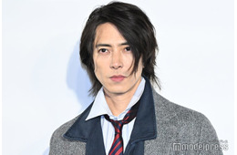 山下智久、代官山に降臨 クラシカルコート羽織りクールな装い【ディオール バンブーパビリオン】