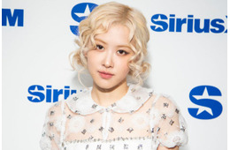 BLACKPINKロゼ、ミニスカ観戦ファッションで美スタイル披露「かっこ可愛い」「似合ってる」の声