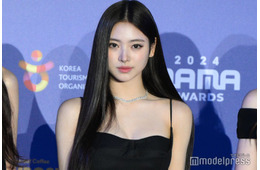 MEOVVアンナ、ベッドで美脚全開「スタイル良すぎ」「白コーデが眩しい」の声