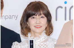 松本伊代、ミニ丈衣装で美脚披露「変わらぬスタイル」「可愛すぎる」の声