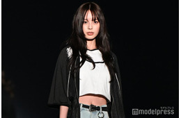 「今日好き」小國舞羽、美ウエストちらりのカジュアルコーデ 舌ペロにドキッ【TGCあいち・なごや2026】